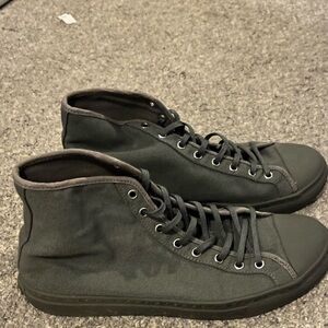 Women’s high top sneaker - size 10